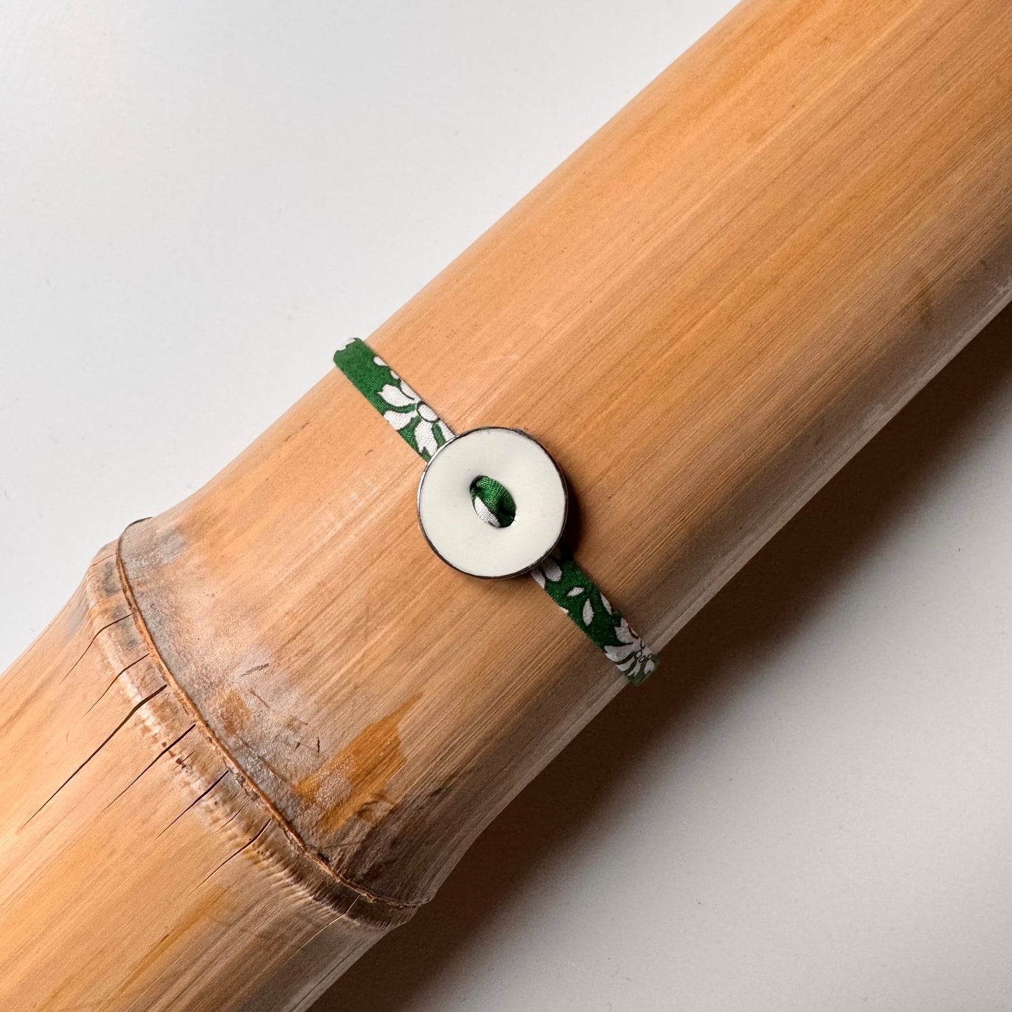 Silk bracelet Coin Button white